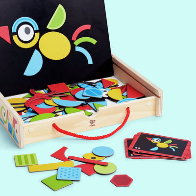 Hape magnetische Kunstbox – 91 magnetische Formen, 12 Inspirationskarten, Holzspielzeug ab 3 Jahren