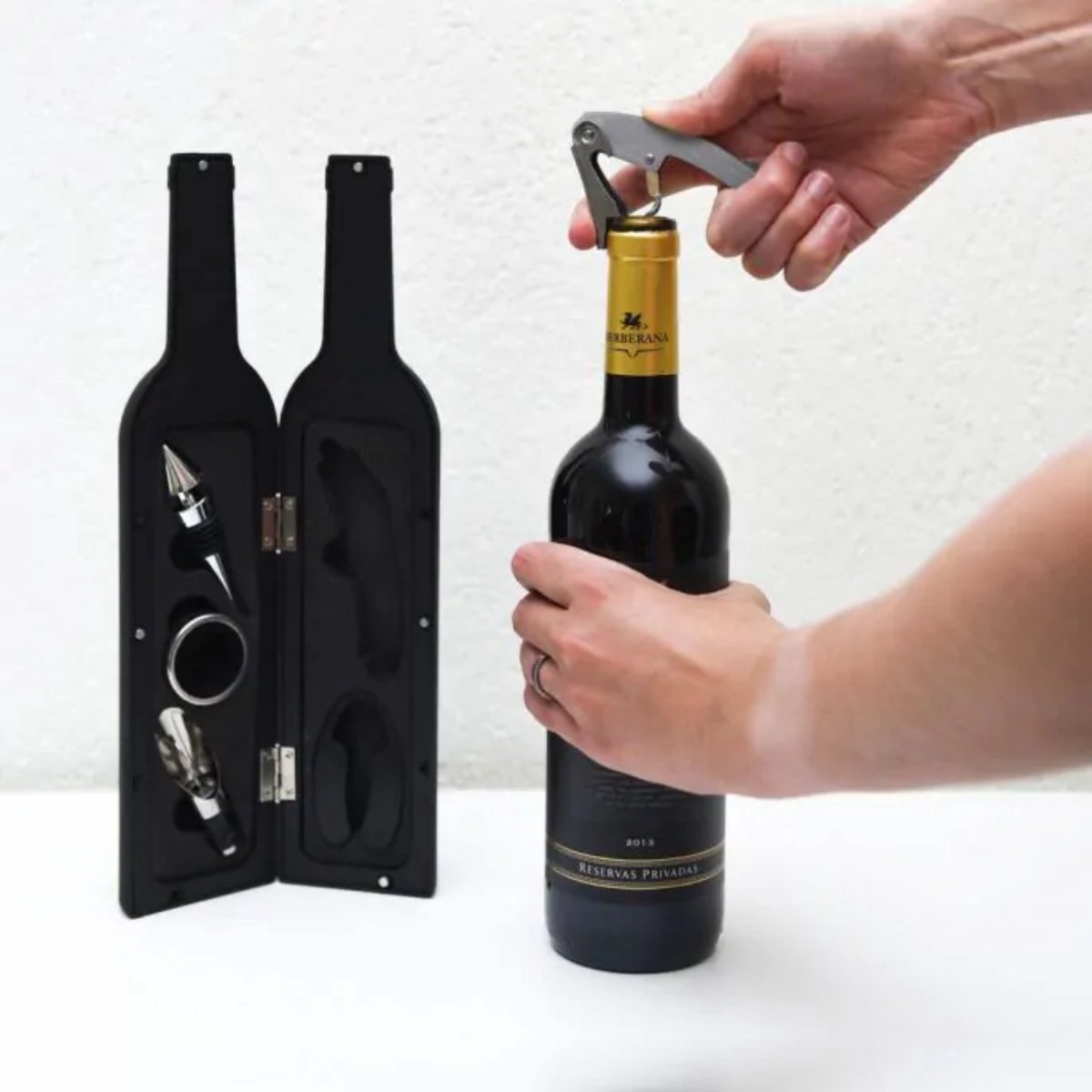 Entworfen von Man Mikamax Weinzubehör-Set – 5-teilig – Weinflaschenform – Luxusgeschenk – 750 ml
