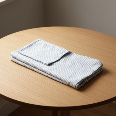 Arti Casa Tischdecke 150x240 cm – Tischdecke gestreift – Tischdecke Materialmix Polyester Baumwolle Lurex – Tischdecke für Esstisch – Weiß und Grünblau