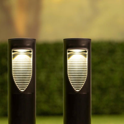Grundig Solar-Gartenbeleuchtung – Gartenlampe mit Erdspieß – Außenbeleuchtung – warmweißes LED-Licht – IP44 spritzwassergeschützt – Brenndauer 6–8 Stunden – Schwarz