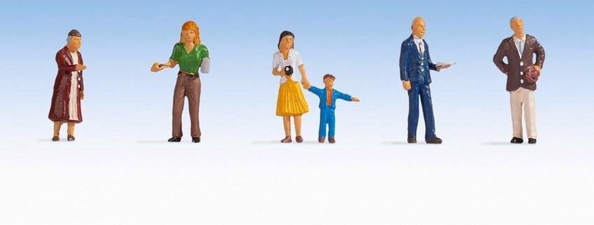 Noch 0015481 h0 Passanten. Figuren bemalt, stehend