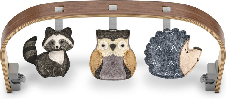 Uppababy – Spielbogen-Waldspaß für Mira – Schaukelstuhl – Halterung aus Walnussholz mit bunten Holzformen mit Textur