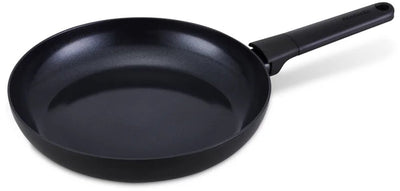 Brabantia Vanta Bratpfanne – ø 28 cm – ergonomisch und leicht – 100 % PFAS-frei – trendiges Design – 100 % recyceltes Aluminium – Keramik-Antihaftbeschichtung – für alle Wärmequellen geeignet – Schwarz.