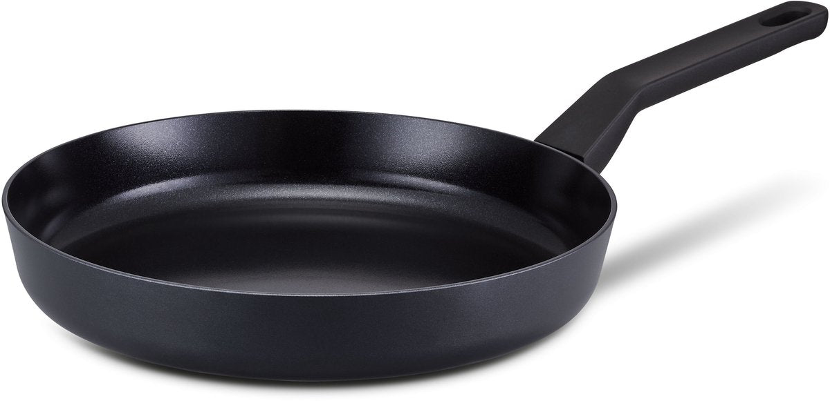Brabantia Onyx R NS Bratpfanne. ø 24 cm – 100 % PFAS-frei – induktionsgeeignet – 100 % recyceltes, leichtes Aluminium – hitzebeständiger ergonomischer Griff – Keramikbeschichtung – Antihaftbeschichtung – Schwarz