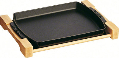 Staub Gusseisen-Auflaufform – in Holzhalterung – 33 x 23 cm – schwarz