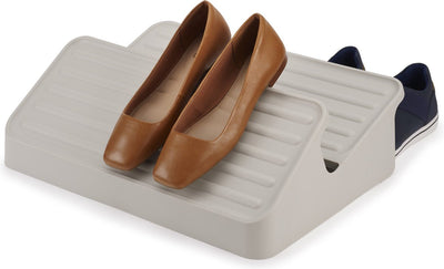 Joseph Joseph Shoe-in™ platzsparendes Schuhregal – ecru – stapelbar, modernes Design – 6 Paar Schuhe