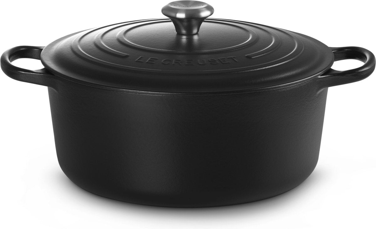 Le Creuset Signature-Bratpfanne mattschwarz – ø 30 cm 8,1 Liter – großer runder Schmortopf aus Gusseisen – mattschwarze Emaille – für große Portionen, Suppen und Braten – geeignet für Induktion, Backofen und alle Herdarten