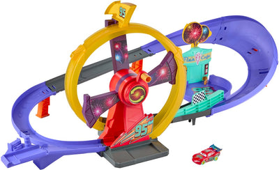 Mattel Disney und Pixar Cars starten ein Rennen, um Lightning McQueen mit einem festlichen Rennstrecken-Spielset zu feiern