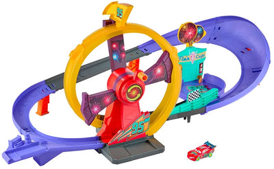 Mattel Disney und Pixar Cars starten ein Rennen, um Lightning McQueen mit einem festlichen Rennstrecken-Spielset zu feiern