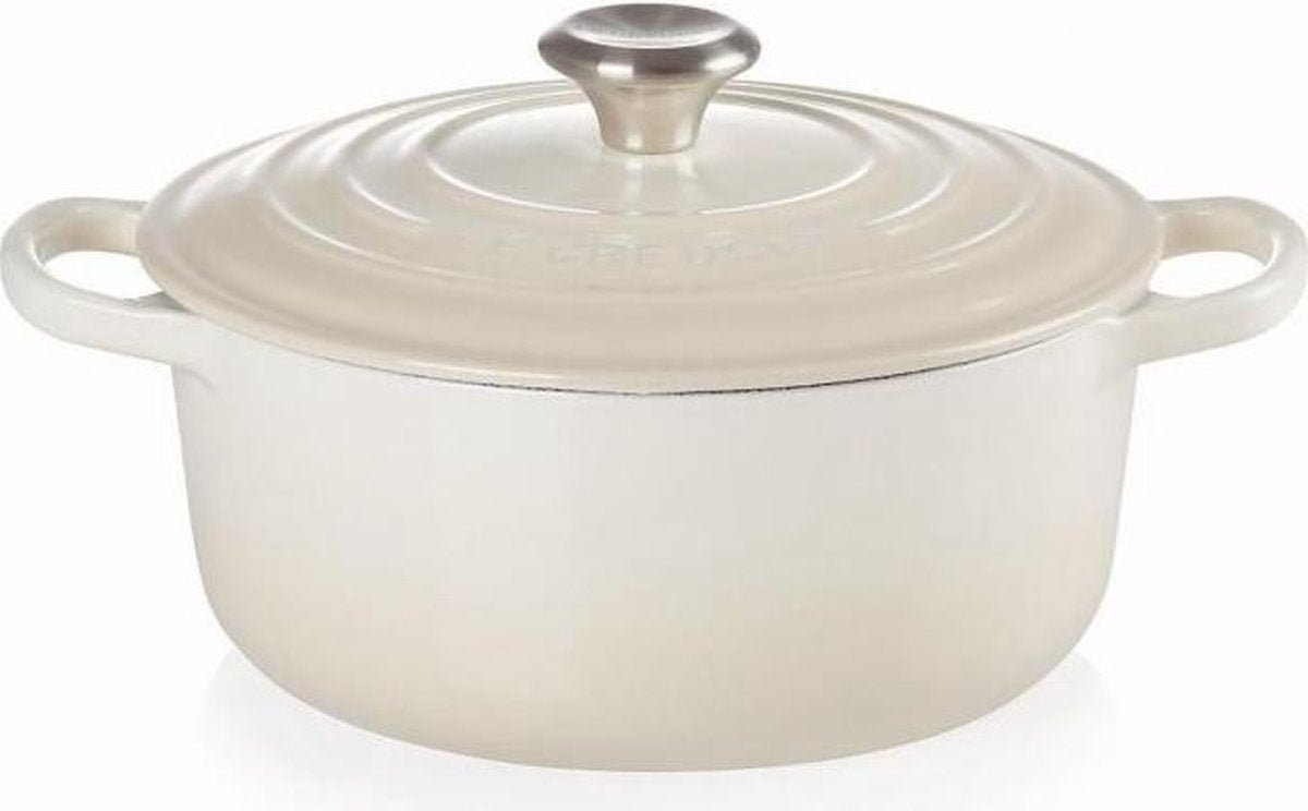 Le Creuset Signature-Baiser-Kasserolle – ø 24 cm 4,2 Liter – klassische runde Gusseisen-Kasserolle – für alle Wärmequellen geeignet – Emaille-Beschichtung in dezentem Baiser-Farbton – zum Schmoren, Braten und zur Tischpräsentation