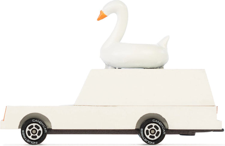 Candylab Holzspielzeugauto – Candycar weißer Schwanenwagen im Retro-Design.