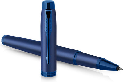 Parker im monochromen Tintenroller | schwarze Tinte | blaue Oberfläche und Details | feiner Punkt | Geschenkverpackung