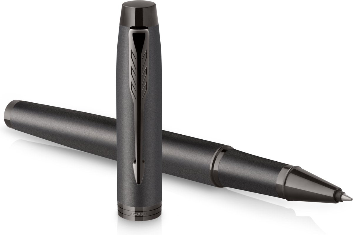 Parker im monochromen Tintenroller | schwarze Tinte | Gunmetal-Finish und Details | feiner Punkt | Geschenkverpackung