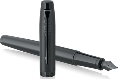 Parker im Füllfederhalter | mattschwarz mit schwarzen Details | mittlere Spitze mit blauer Tintenpatrone | Geschenkbox