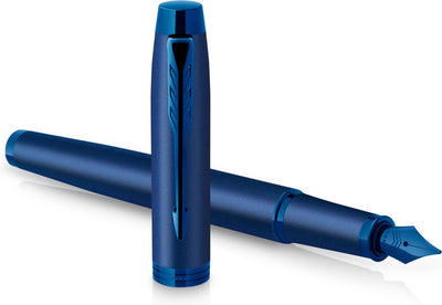Parker im monochromen Füllfederhalter | blaue Tinte | blaue Oberfläche und Details | mittlerer Punkt | mit Geschenkbox