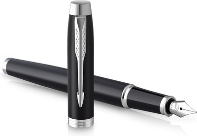 Parker im Füllfederhalter | mattschwarz mit Chromdetails | feine Spitze mit blauer Tintenpatrone | Geschenkbox