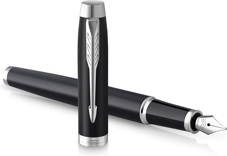 Parker im Füllfederhalter | mattschwarz mit Chromdetails | feine Spitze mit blauer Tintenpatrone | Geschenkbox