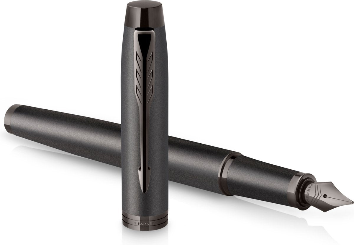 Parker im monochromen Füllfederhalter | blaue Tinte | Gunmetal-Finish und Details | mittlerer Punkt | mit Geschenkbox