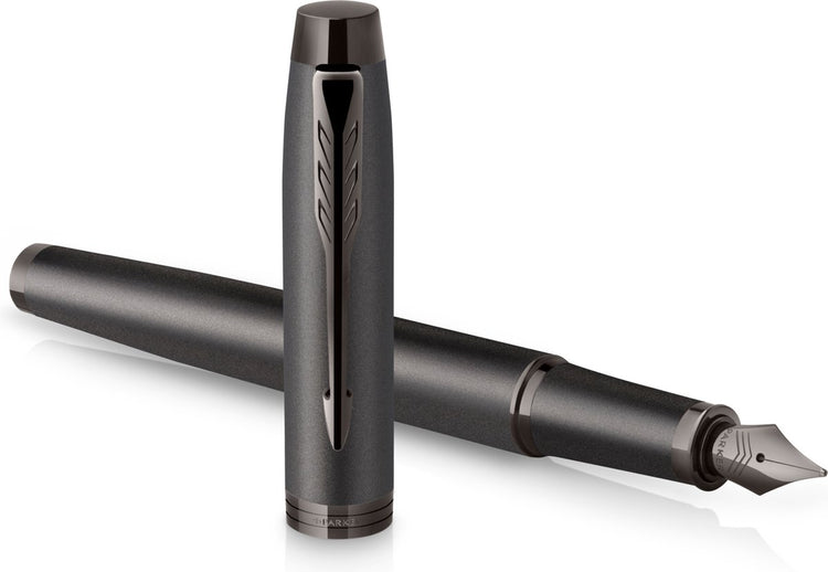 Parker im monochromen Füllfederhalter | blaue Tinte | Gunmetal-Finish und Details | mittlerer Punkt | mit Geschenkbox
