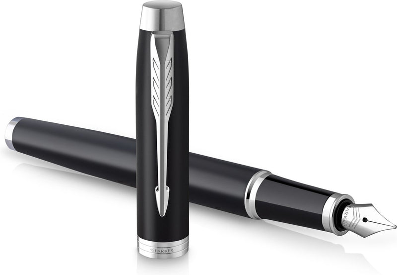 Parker im Füllfederhalter | mattschwarz mit Chrom-Finish | mittlere Spitze mit blauer Tintenpatrone | Geschenkverpackung