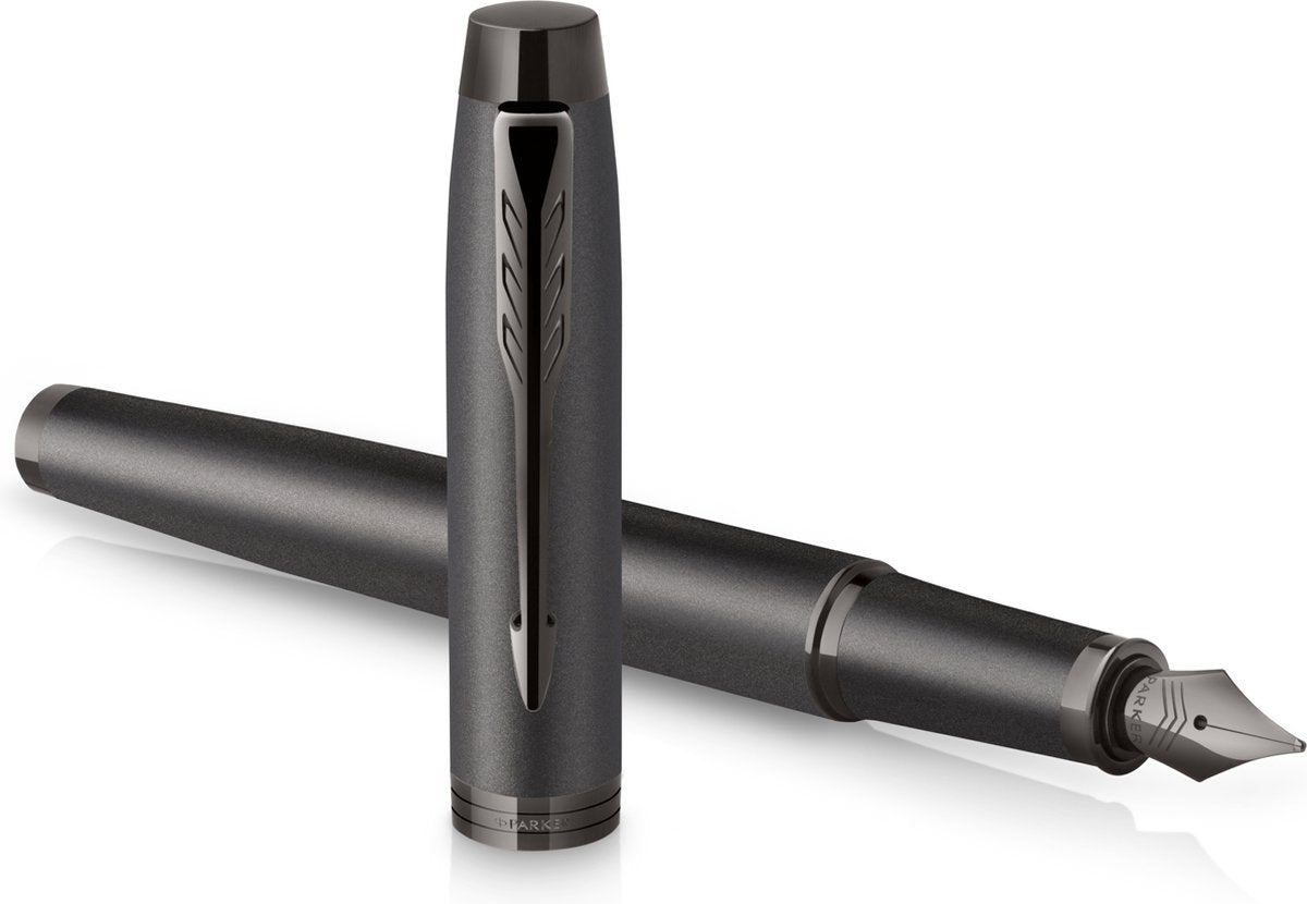 Parker im monochromen Füllfederhalter | blaue Tinte | Gunmetal-Finish und Details | feiner Punkt | Geschenkverpackung