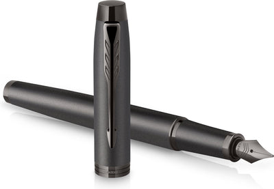 Parker im monochromen Füllfederhalter | blaue Tinte | Gunmetal-Finish und Details | feiner Punkt | Geschenkverpackung