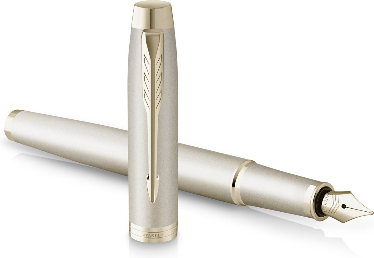 Parker im monochromen Füllfederhalter | blaue Tinte | champagnerfarbenes Finish und Details | mittlerer Punkt | mit Geschenkbox
