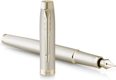 Parker im monochromen Füllfederhalter | blaue Tinte | champagnerfarbenes Finish und Details | mittlerer Punkt | mit Geschenkbox