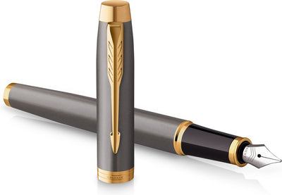 Parker im Füllfederhalter | graue Farbe mit goldenen Details | feine polierte Edelstahlfeder | blaue Tinte | Geschenkverpackung