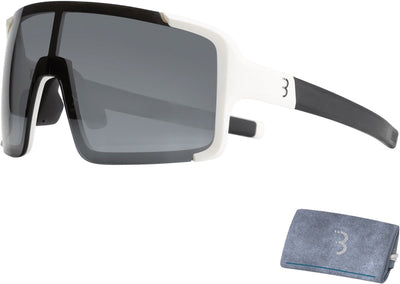 Bbb Cycling Fahrradbrille für Damen und Herren – Fahrrad-Sonnenbrille mit großer Linse für 100 % UV-Schutz – langlebige Sportbrille Vollrahmen – mattweißer Rauch – Chester BSG-69
