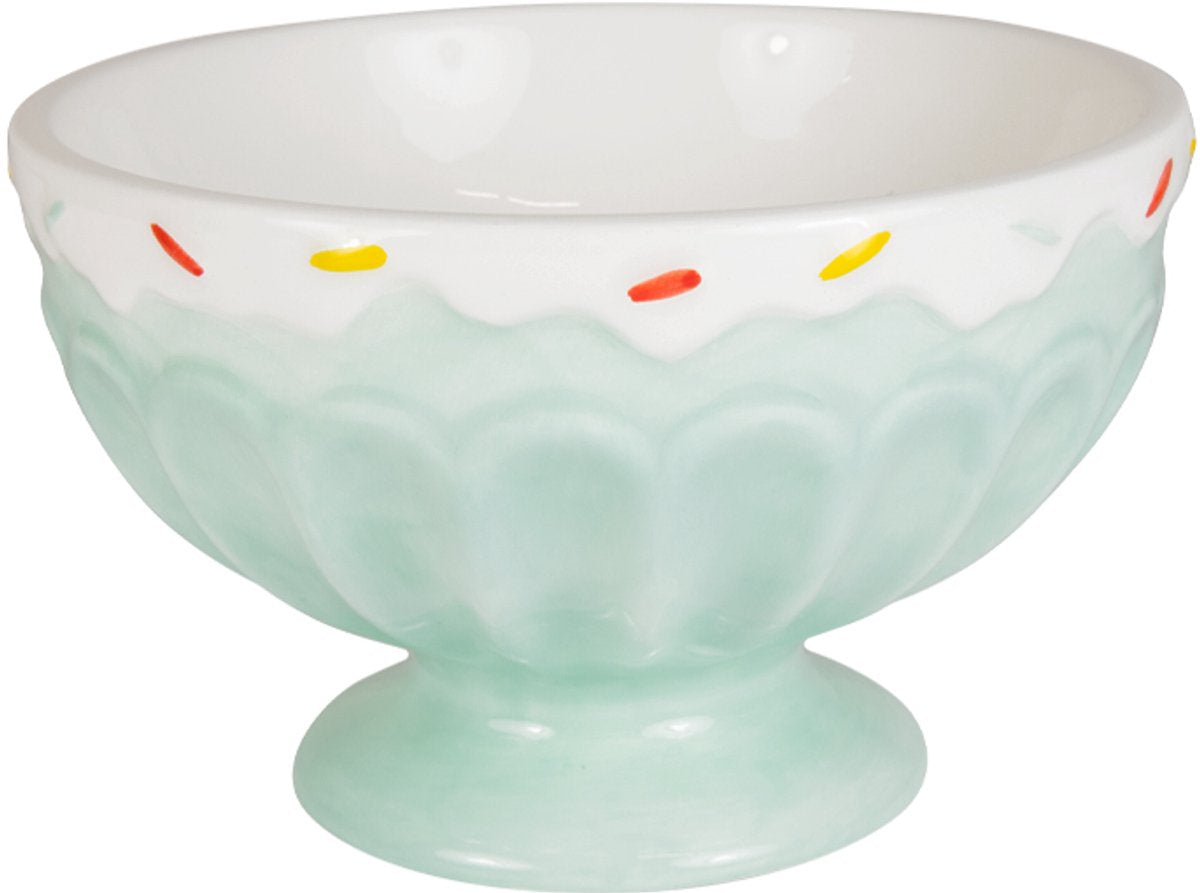 Blondes Amsterdam holt Eisbecher nach, kühlt Minze ab