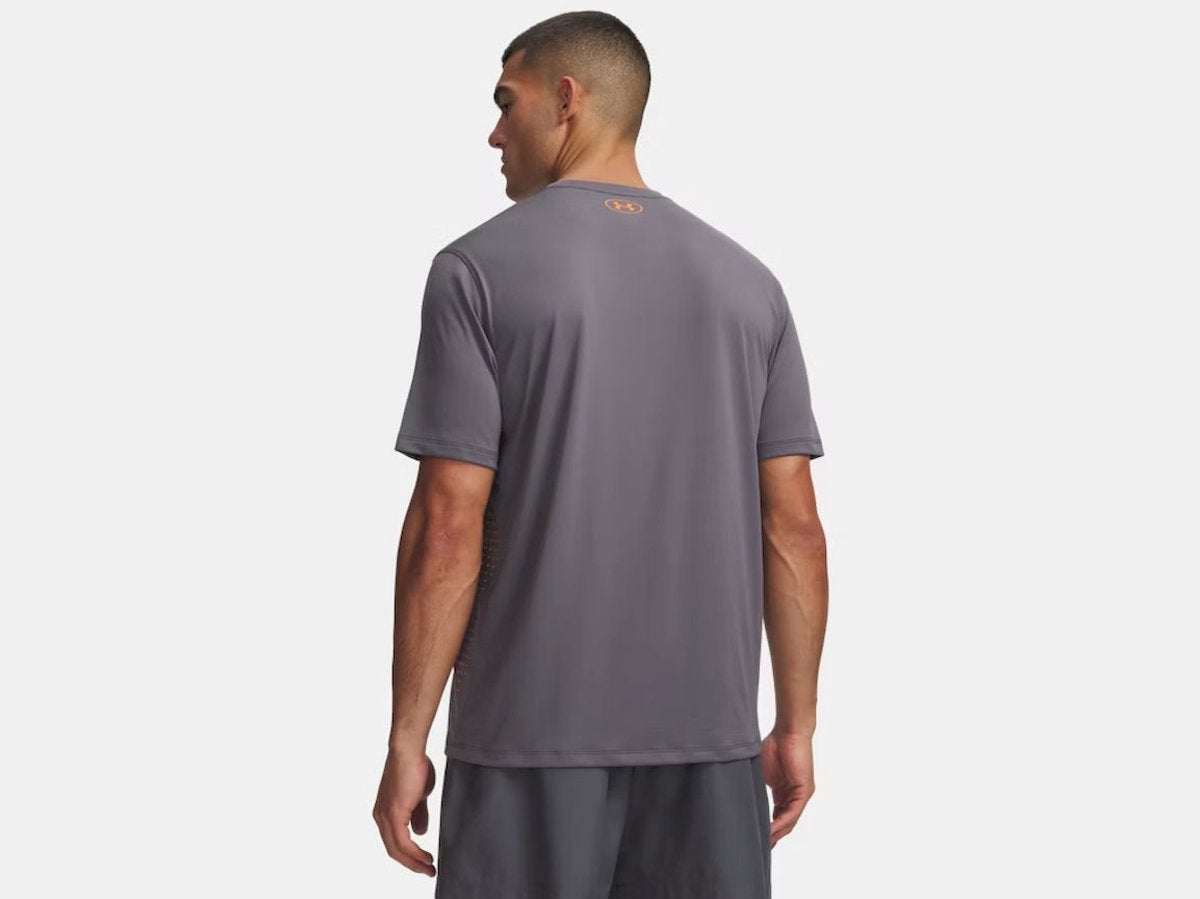 Under Armour UA Tech Play Kurzarm-Sportshirt für Herren in Grau – Castlerock – Outrageous Orange