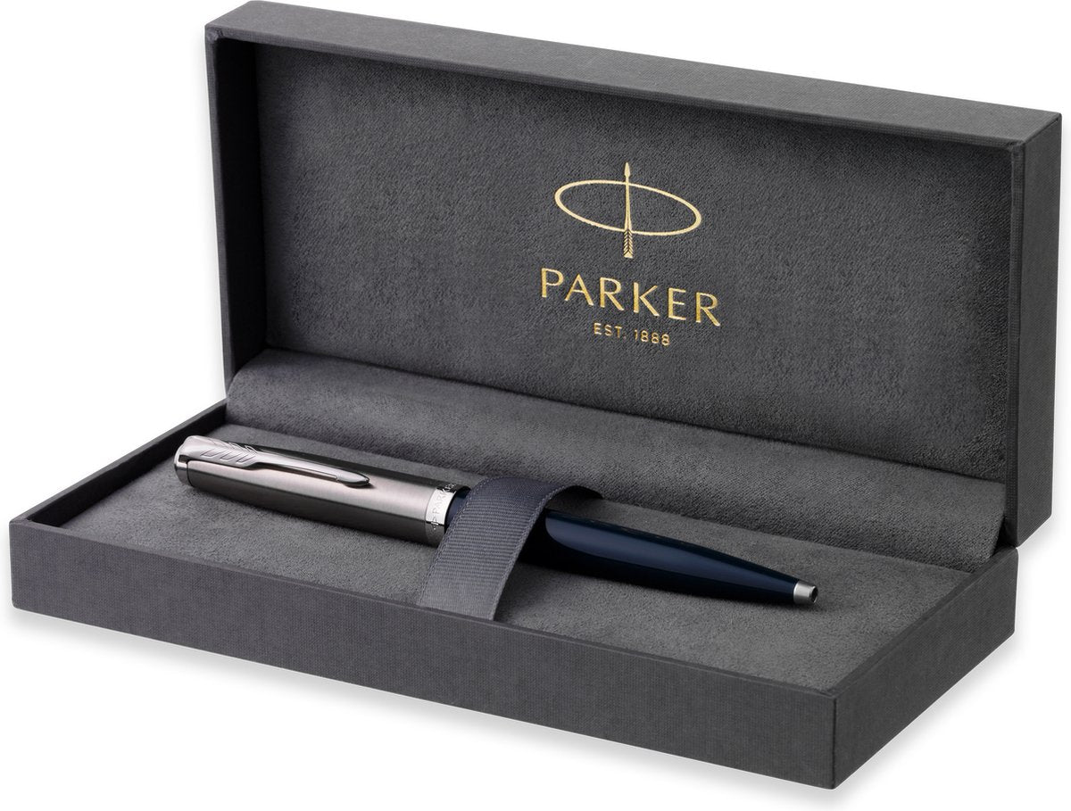 Parker 51 Kugelschreiber | dunkelblaues Gehäuse mit Chromfinish | mittlere Spitze mit schwarzer Tinte | Geschenkverpackung