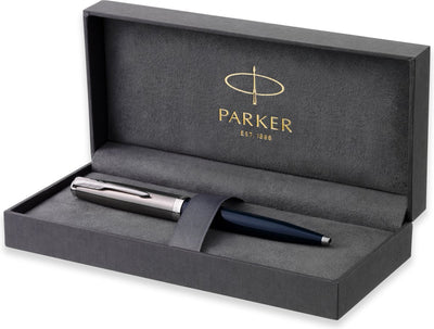 Parker 51 Kugelschreiber | dunkelblaues Gehäuse mit Chromfinish | mittlere Spitze mit schwarzer Tinte | Geschenkverpackung