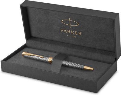 Parker Sonnet Kugelschreiber – mittlere Spitze – schwarze Tinte – graviertes Silber mit goldfarbenem Rand – inkl. Geschenkverpackung
