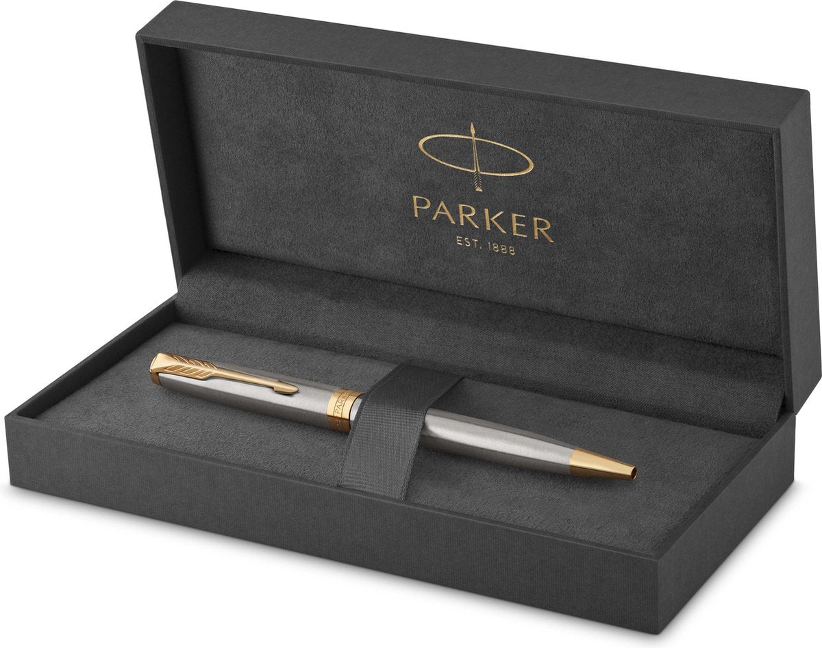 Parker Sonnet Kugelschreiber – mittlere Spitze – schwarze Tinte – Edelstahl mit Goldverzierung – inkl. Geschenkbox