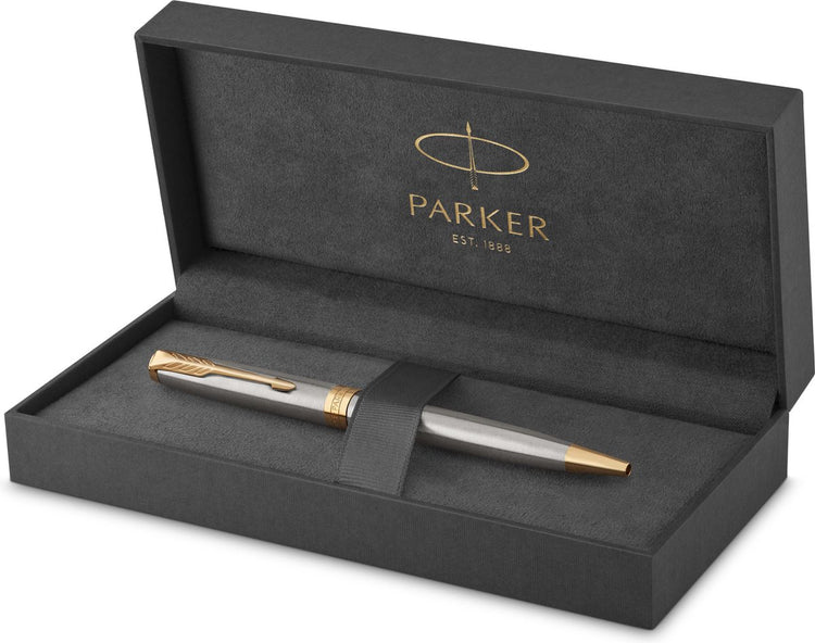 Parker Sonnet Kugelschreiber – mittlere Spitze – schwarze Tinte – Edelstahl mit Goldverzierung – inkl. Geschenkbox