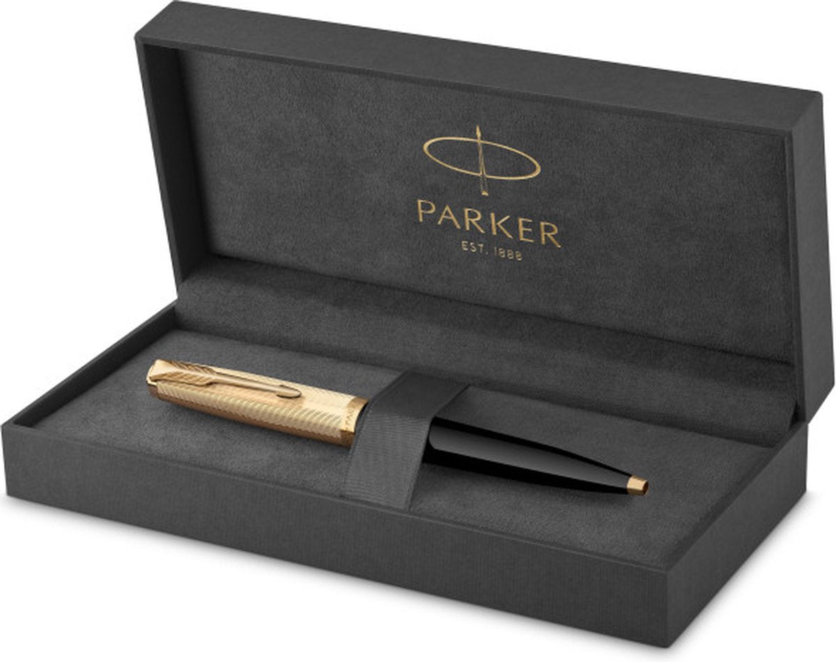 Parker 51 Kugelschreiber | luxuriöses schwarzes Gehäuse mit goldfarbenem Finish | mittlere 18-Karat-Feder mit schwarzer Tinte | Geschenkverpackung