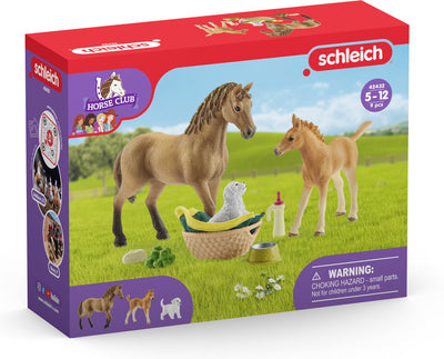 Schleich Horse Club Spielfiguren-Set – Sarah kümmert sich um die Jungtiere – Kinderspielzeug für Jungen und Mädchen – 5 bis 12 Jahre – 9 Teile – 42432