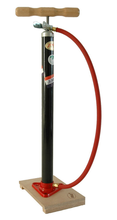 Fahrradpumpe auf Holzbrett mit Dunlop-Ventil