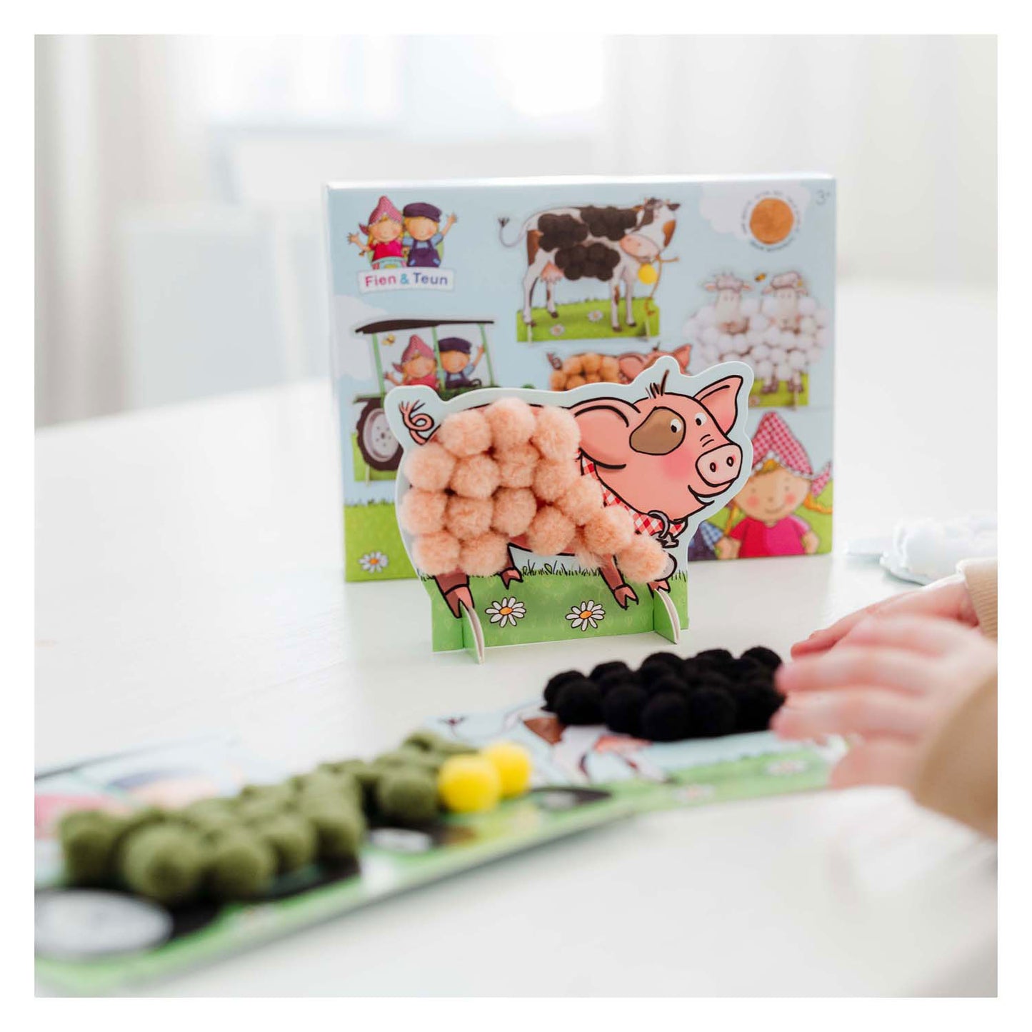 Bambino -Spielzeug Fien Teun Pompom spielt