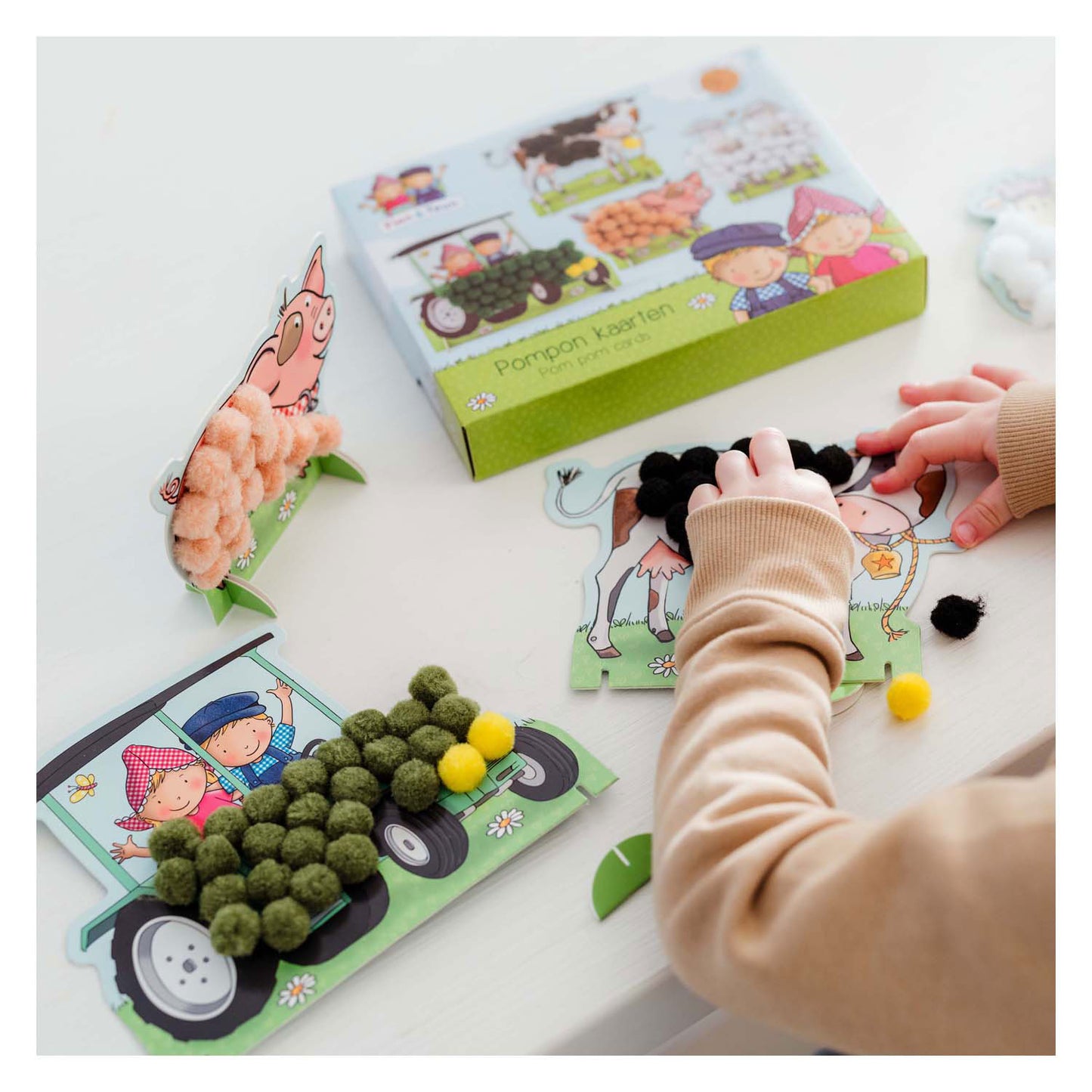 Bambino -Spielzeug Fien Teun Pompom spielt