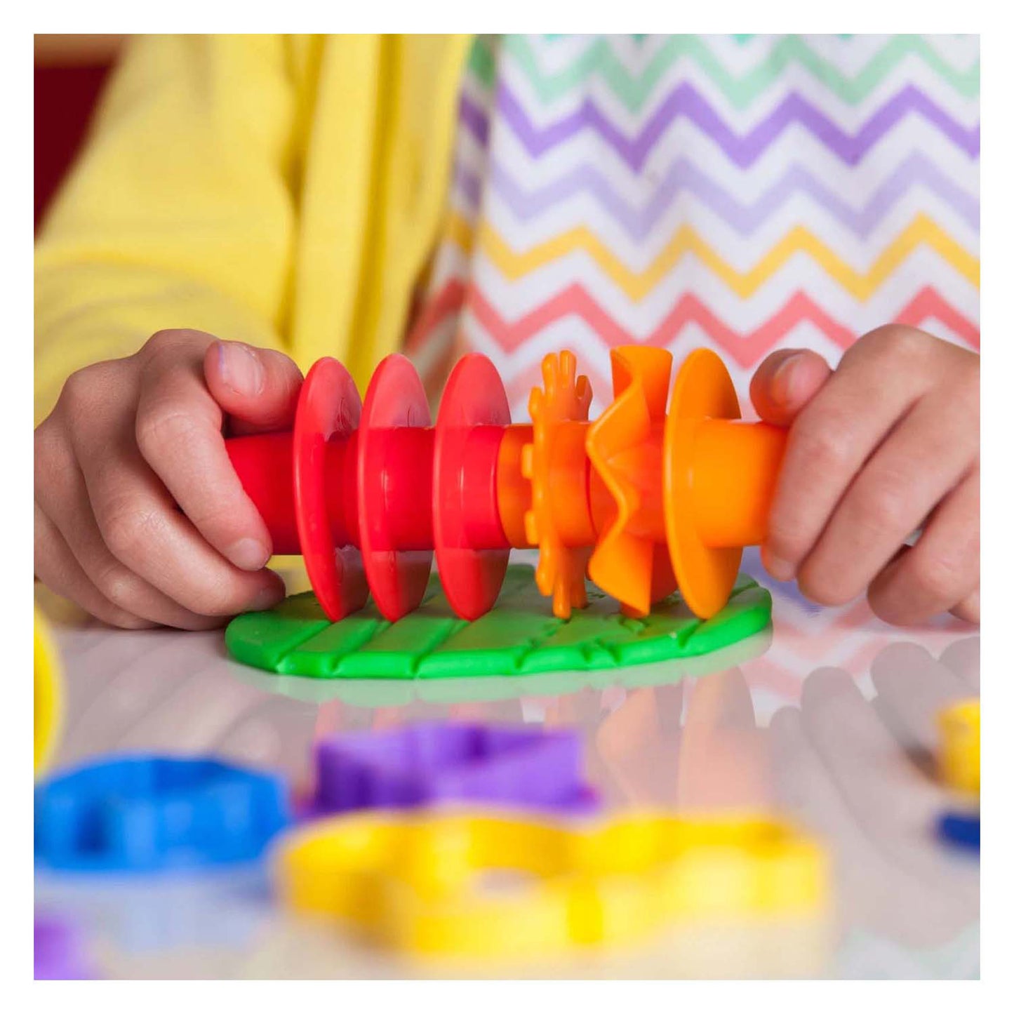 Play-Doh-Werkzeugset mit +30 Teilen und 10 Tontöpfen
