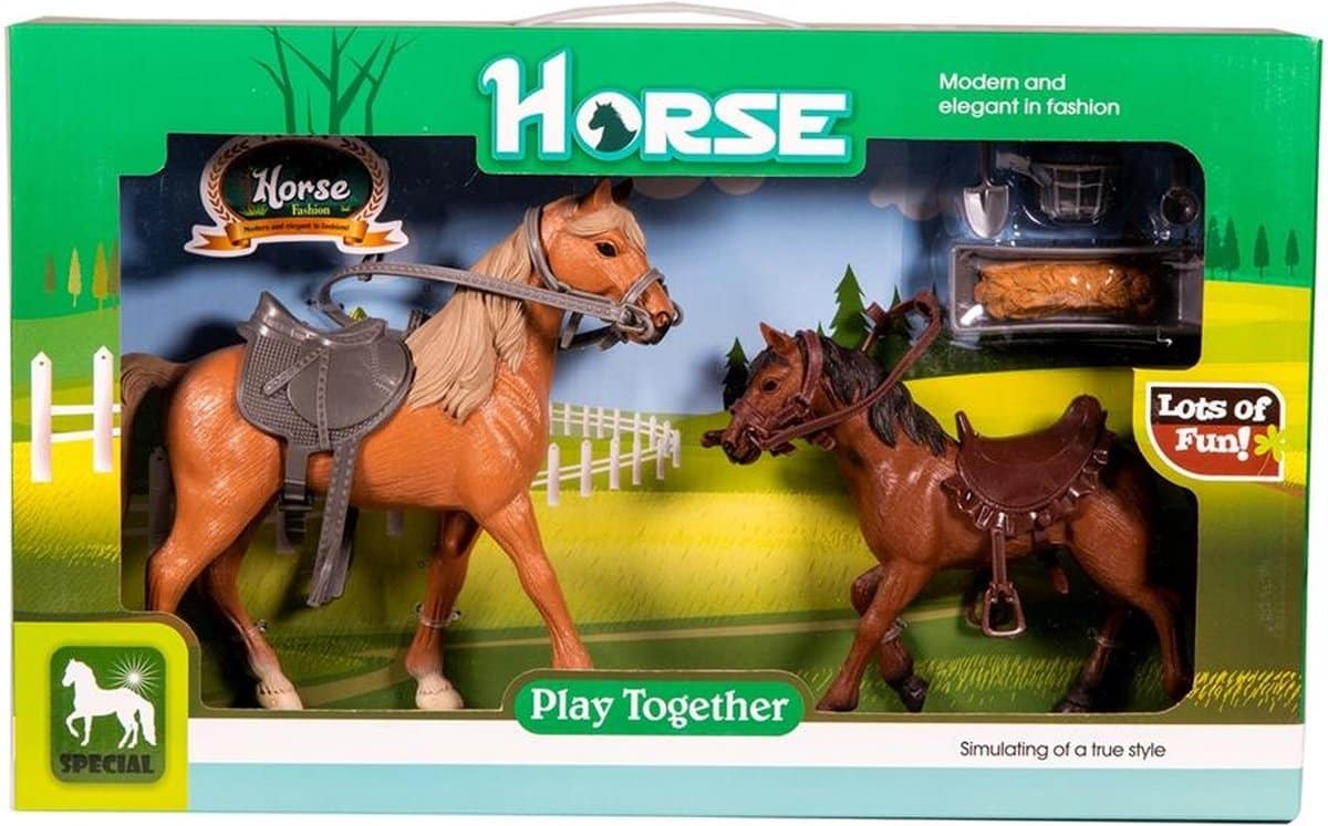Pferd mit Fohlen und verschiedenen Accessoires