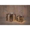 Anna's Collection beleuchtete Geschenkboxen, 2er-Set, 50 LEDs, klassisch warm, 15 x 15 x 17 cm, 20 x 20 x 23 cm, funktioniert mit 3xAA-Batterien mit Timer