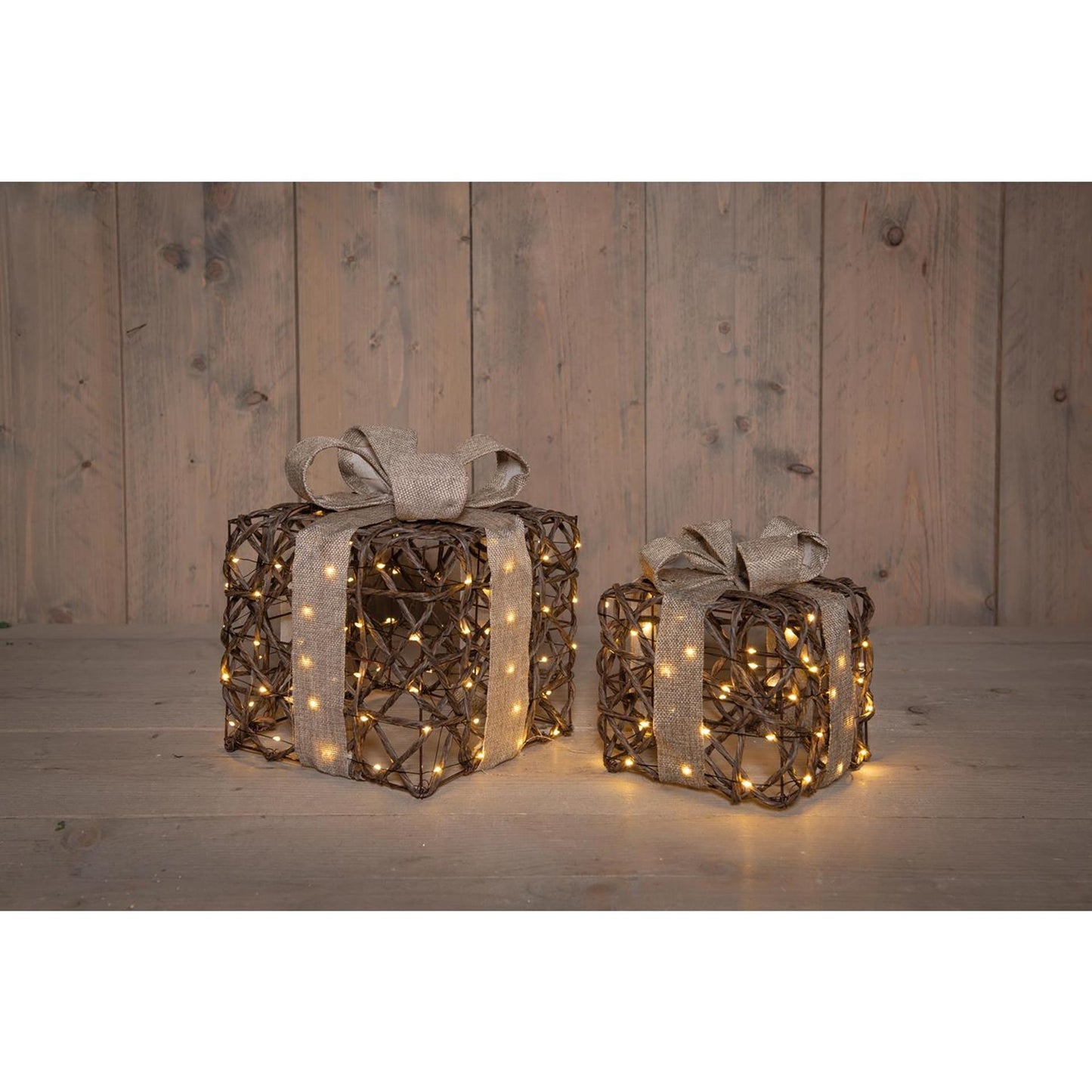Anna's Collection beleuchtete Geschenkboxen, 2er-Set, 50 LEDs, klassisch warm, 15 x 15 x 17 cm, 20 x 20 x 23 cm, funktioniert mit 3xAA-Batterien mit Timer