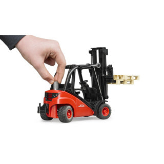 BRUDER LINDE Gabelstapler H30D mit Schlepptab und 2 Paletten