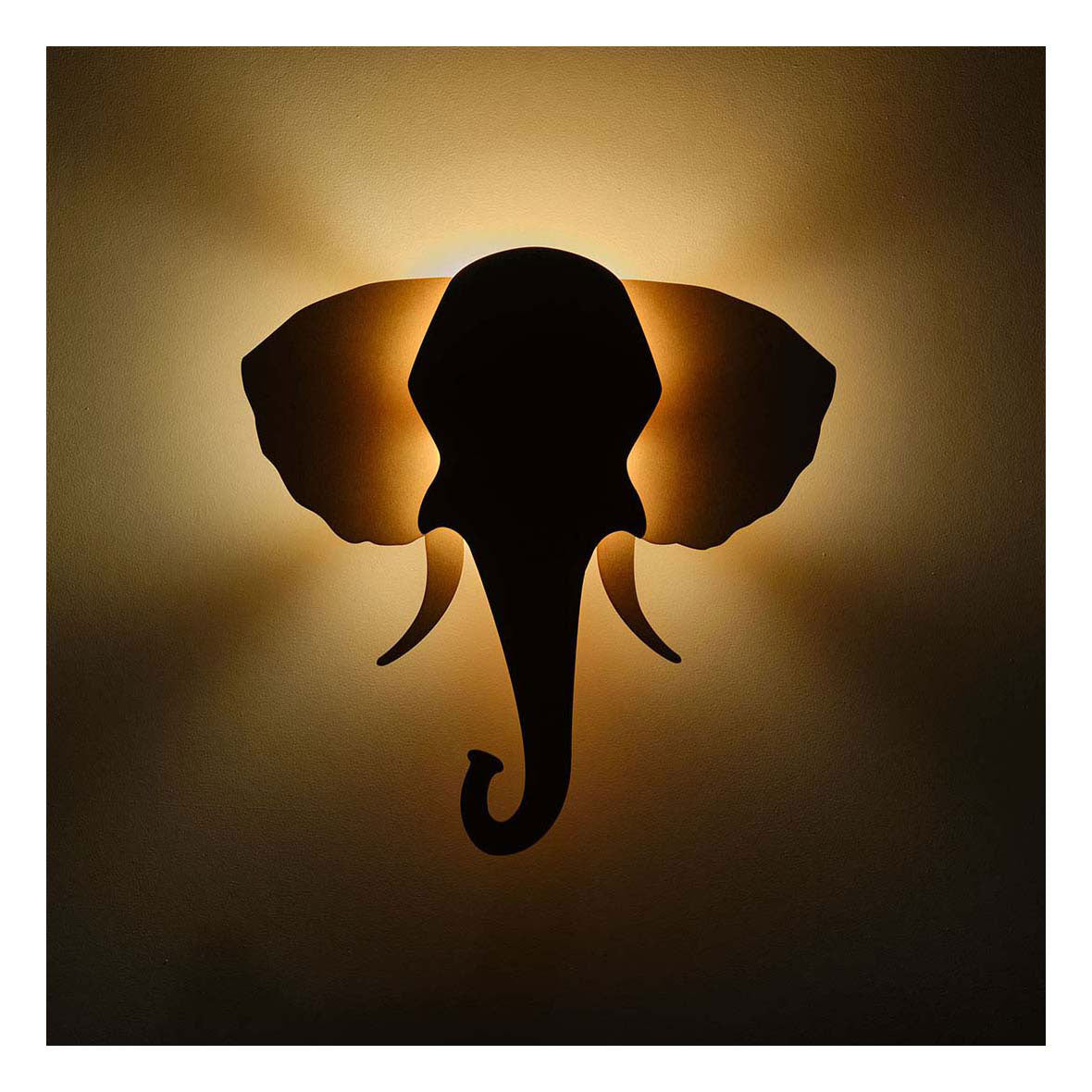 Aus Tjalle und Jaspis – Elefanten-Wandlampe – Holz