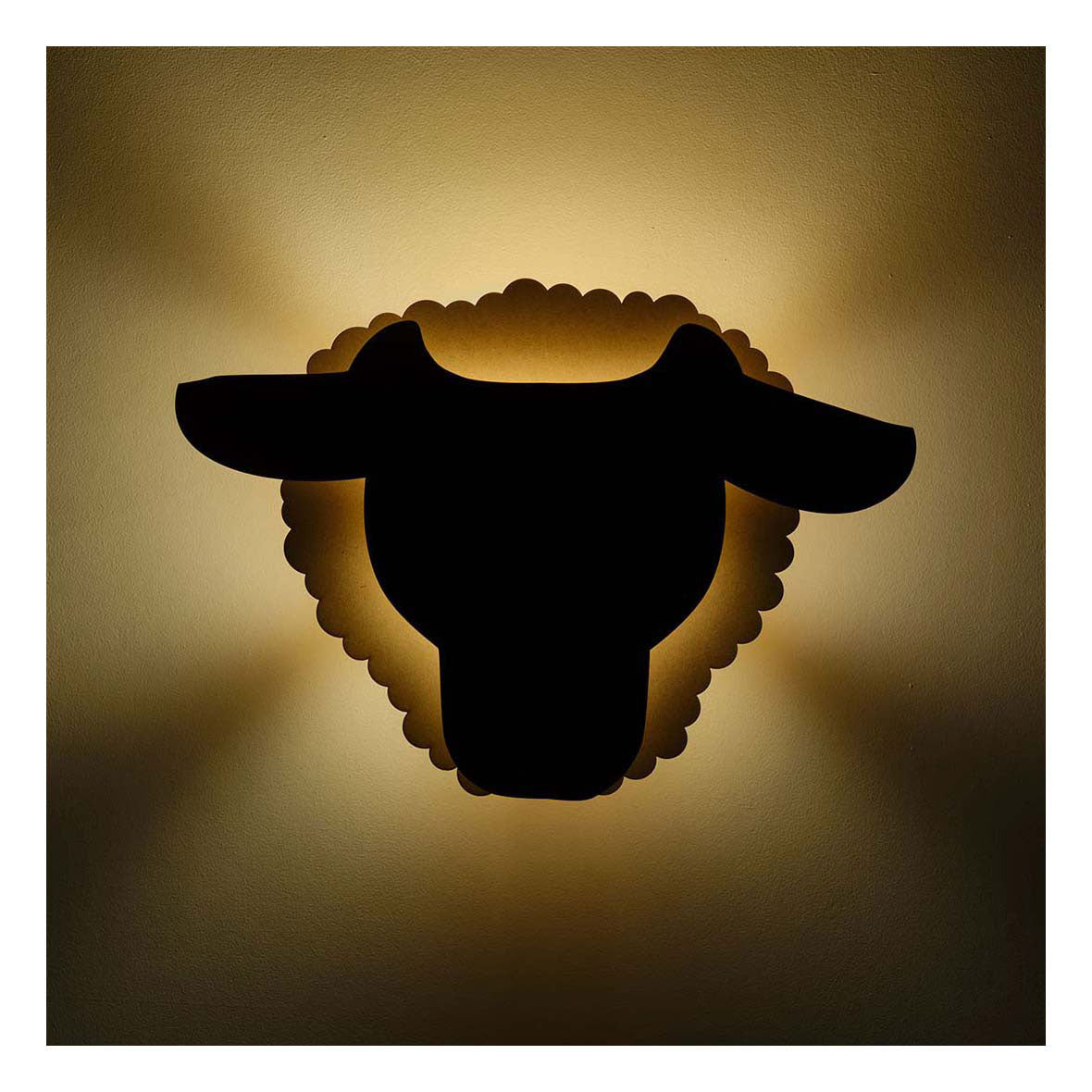 Aus Tjalle und Jaspis – Schaf-Wandlampe – Holz