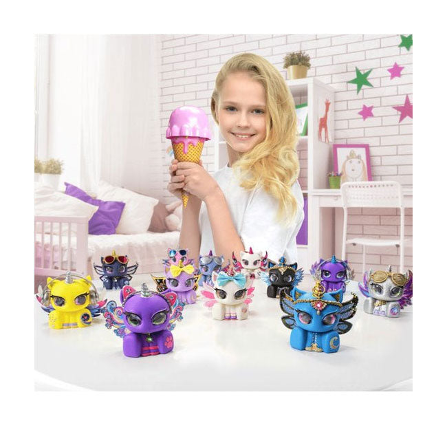 Spectron Unicones -Eis mit gesammelten Spielfiguren